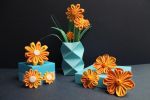 Strohh&uuml;te werden mit Blumen verziehrt.